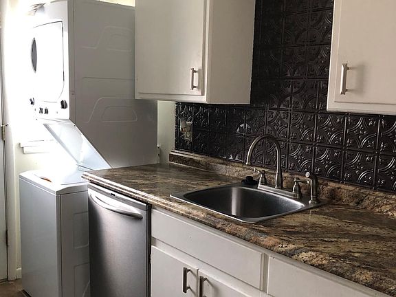 Kitchen (sink, dishwasher, washer/dryer)