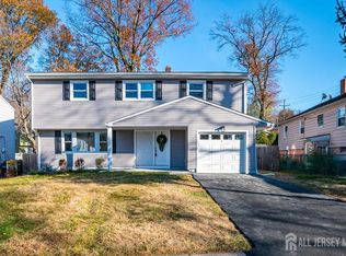8 Sharon Ct, Metuchen, NJ 08840