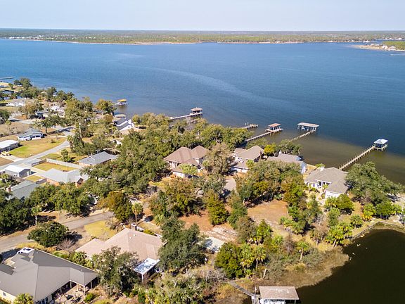 5th image of 105 Harbour Pointe Dr