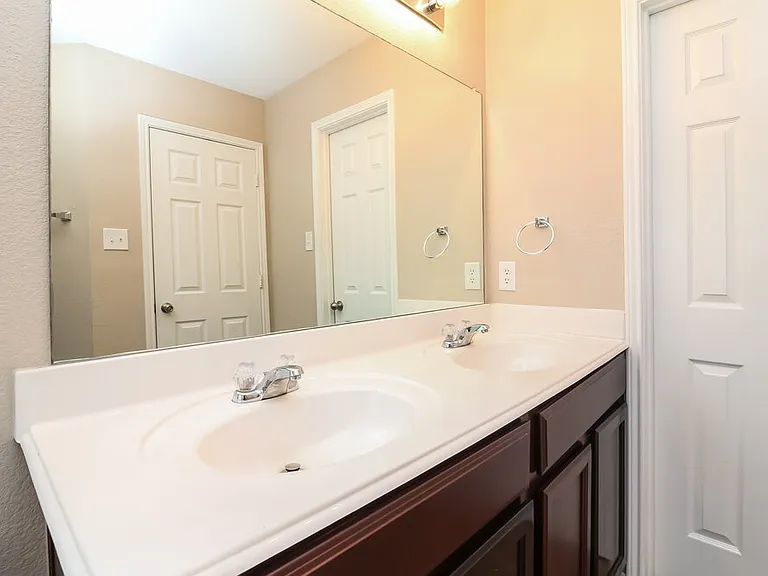 698 Austin Ln — Photo 11