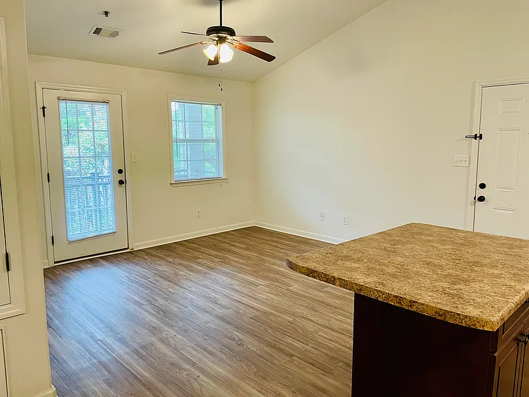 New London Apartments — Photo 15