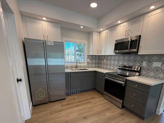 Beautiful Kitchen. Add your own touch of style with your favorite kitchen island or cart.