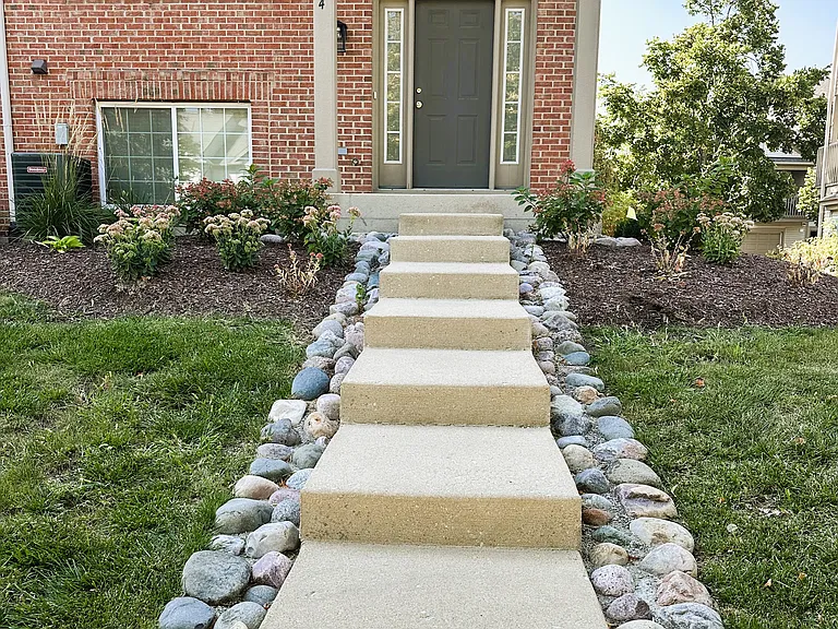 484 Belvedere Ln — Photo 2