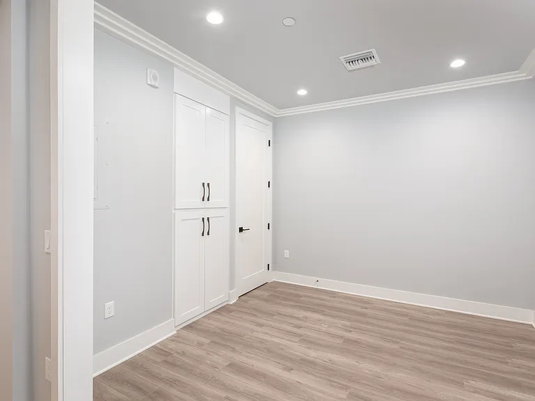 1350 Roxbury Dr — Photo 5