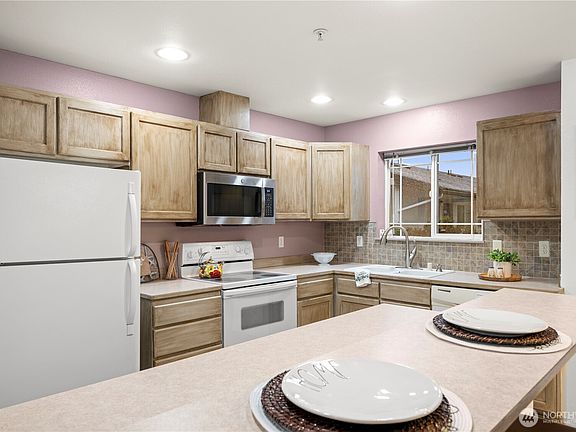 5th image of 10025 9th Avenue W #D201
