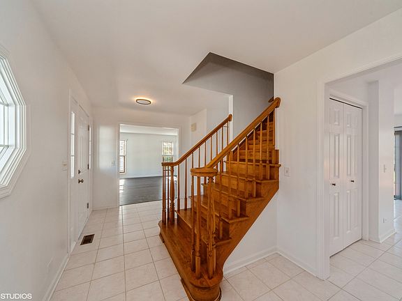 3rd image of 124 Brook Hill Ln