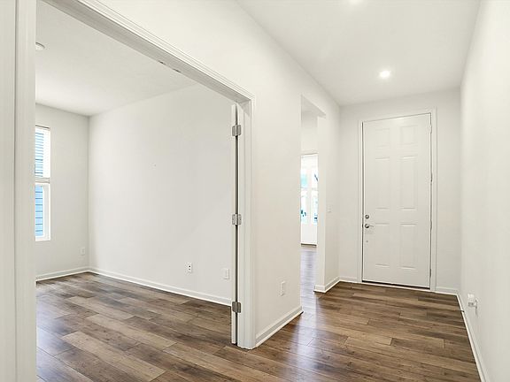 4th image of 2757 Lord Murphy Dr