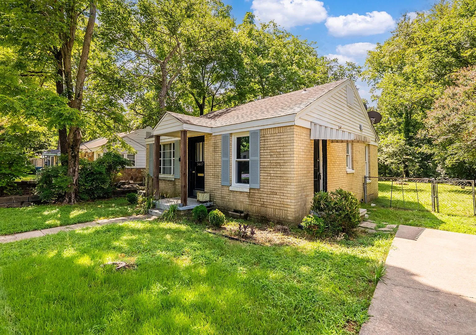 Charming 2BR/1BA Brick Cottage Hardwoods, Fenced Yard, W/D Included — Photo 4