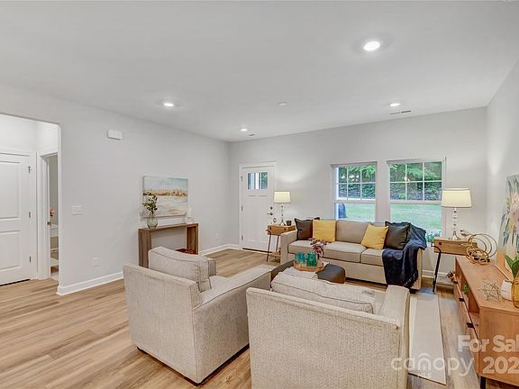 4th image of 1002 Westminster Dr