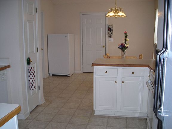 Roomy Kitchen w/ plenty of cabinets 