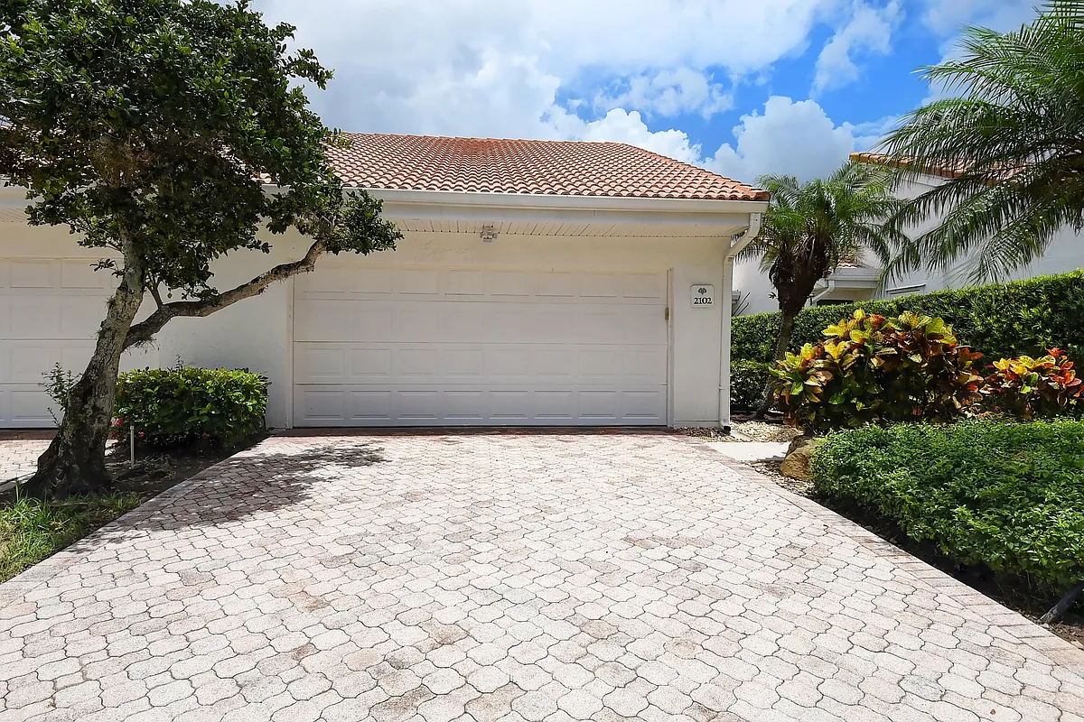 Building Photo - 19550 Sawgrass Dr #2102