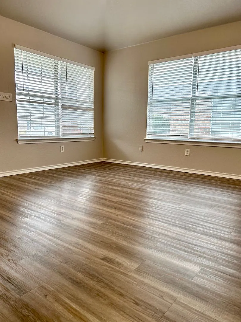 Spacious Duplex in Quiet Neighborhood — Photo 3