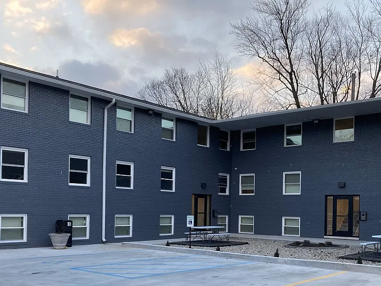 615 W Charles St — Photo 1