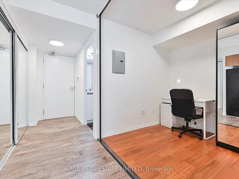 38 Grenville St #902 — Photo 3