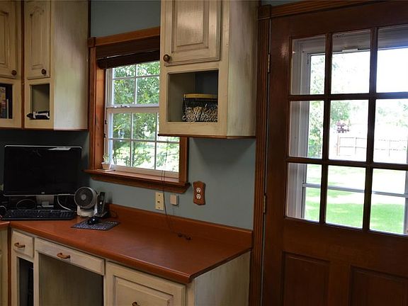 2nd image of 821 Holly Dr