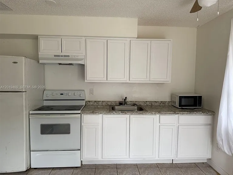 1604 Cypress Dr #1 — Photo 3