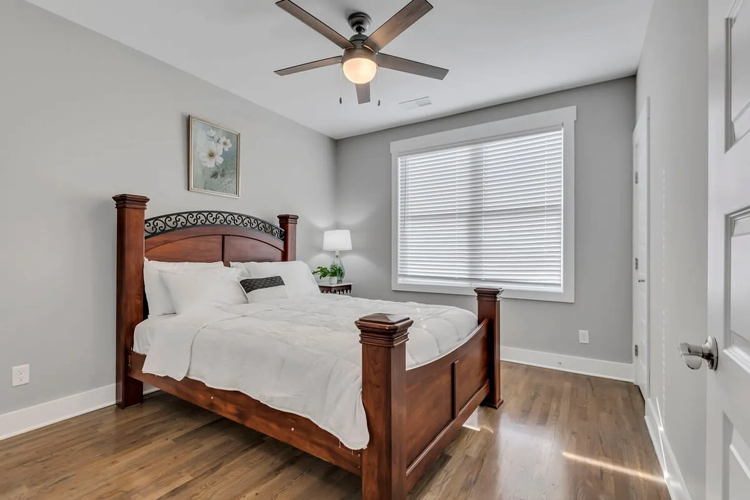 2 bed, 2.0 bath, 925 sqft, $3,371 — Photo 4