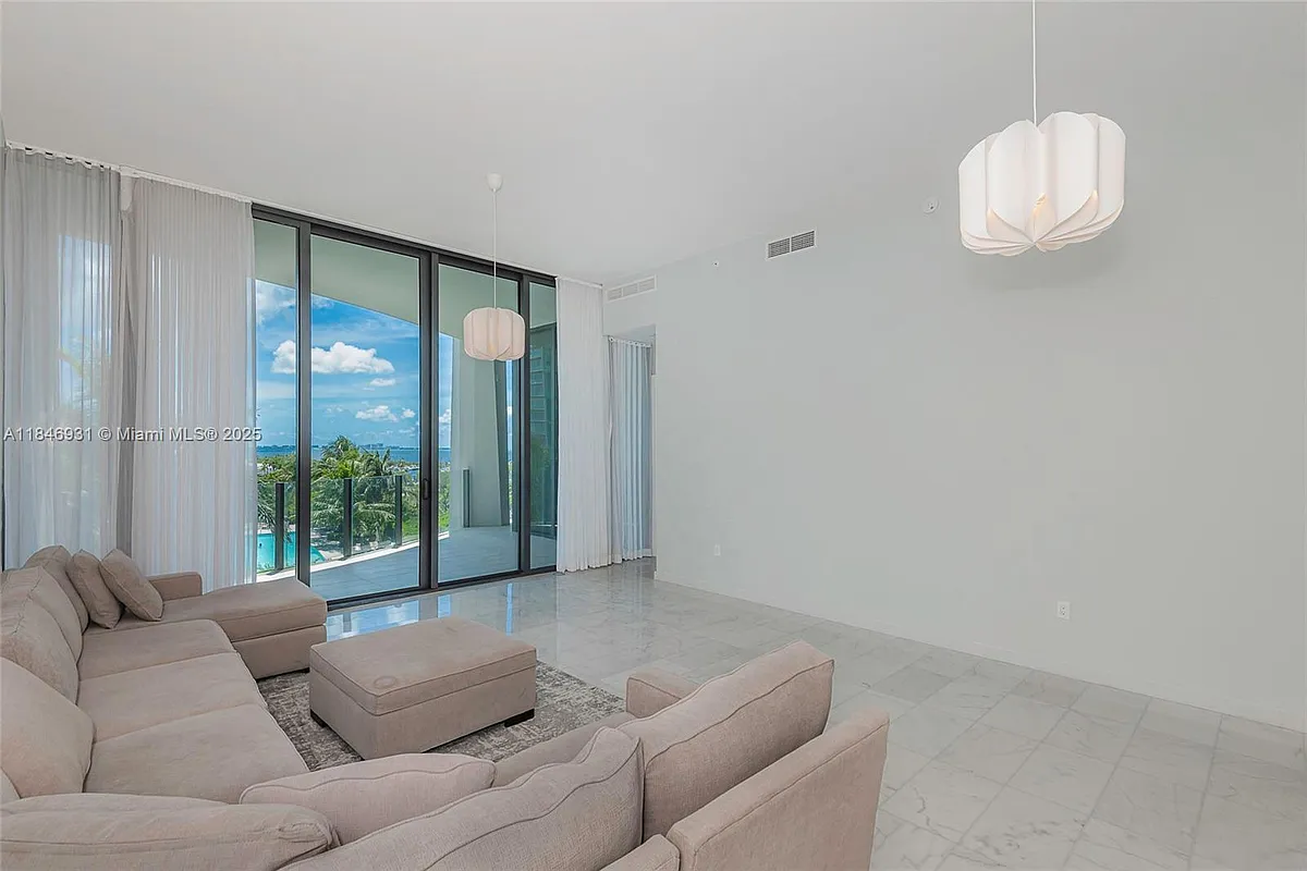 Building Photo - 2821 S Bayshore Dr #7B