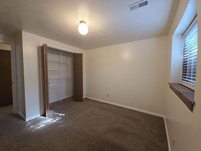 E Raymond Rd — Photo 12