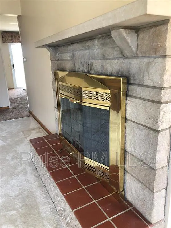 3 bed, 1.5 bath, 1365 sqft, $2,000 — Photo 4