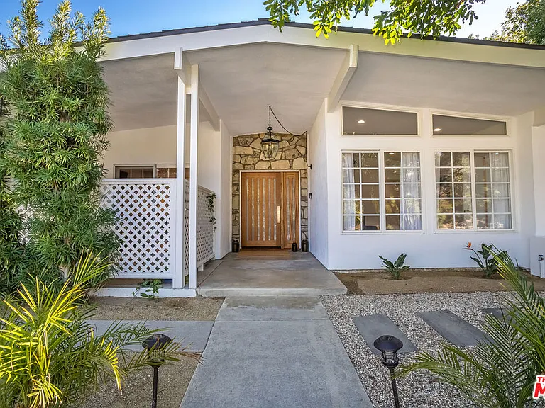 23826 Burbank Blvd — Photo 2