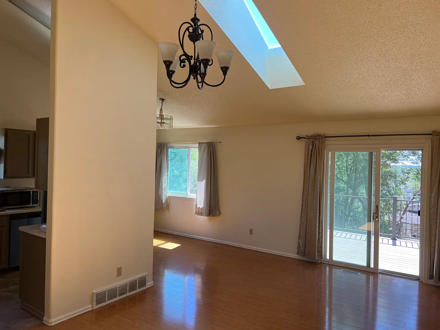 $1900 3 Bedroom 2 Bathroom House In Colorado Springs With Great Amenities — Photo 3