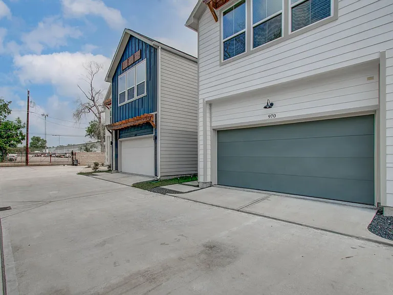 970 Highland Sound Ln — Photo 30