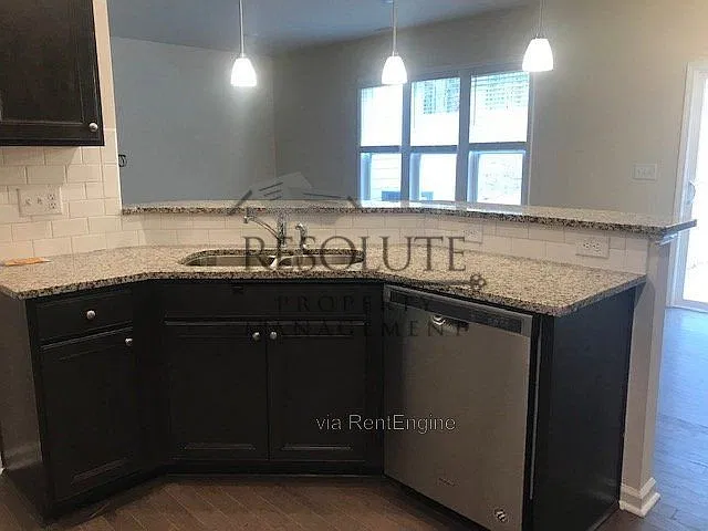 3 bed, 2.0 bath, 1919 sqft, $2,295 — Photo 3