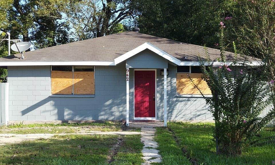 1st image of 942 Ellington St