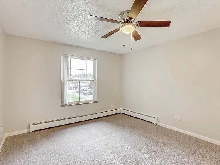 Monaco Parkway Apartments — Photo 14
