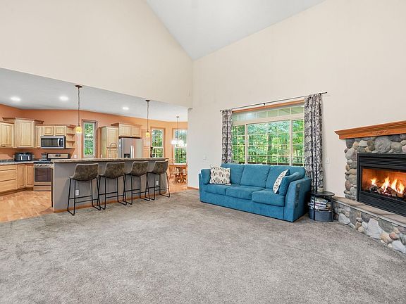 4th image of 982 Shamrock Ln