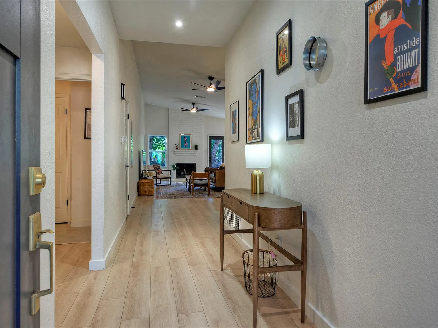 3 bed, 2.0 bath, 1725 sqft, $4,400 — Photo 4