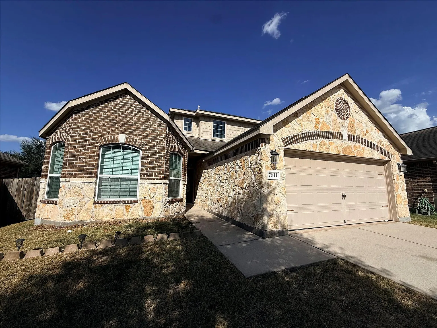 4 bed, 2.5 bath, 2318 sqft, $2,495 — Photo 3