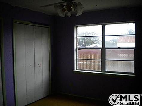 3rd image of 815 W Mesquite St