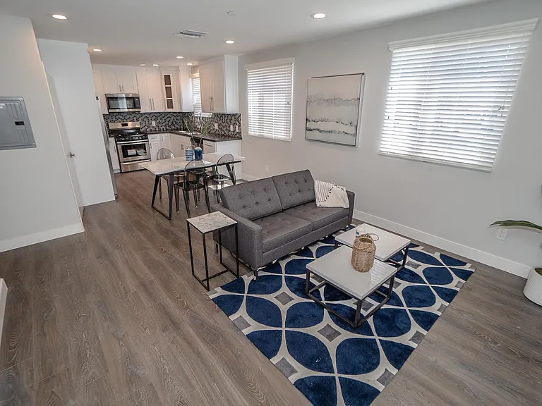 2631 S La Salle Ave — Photo 31