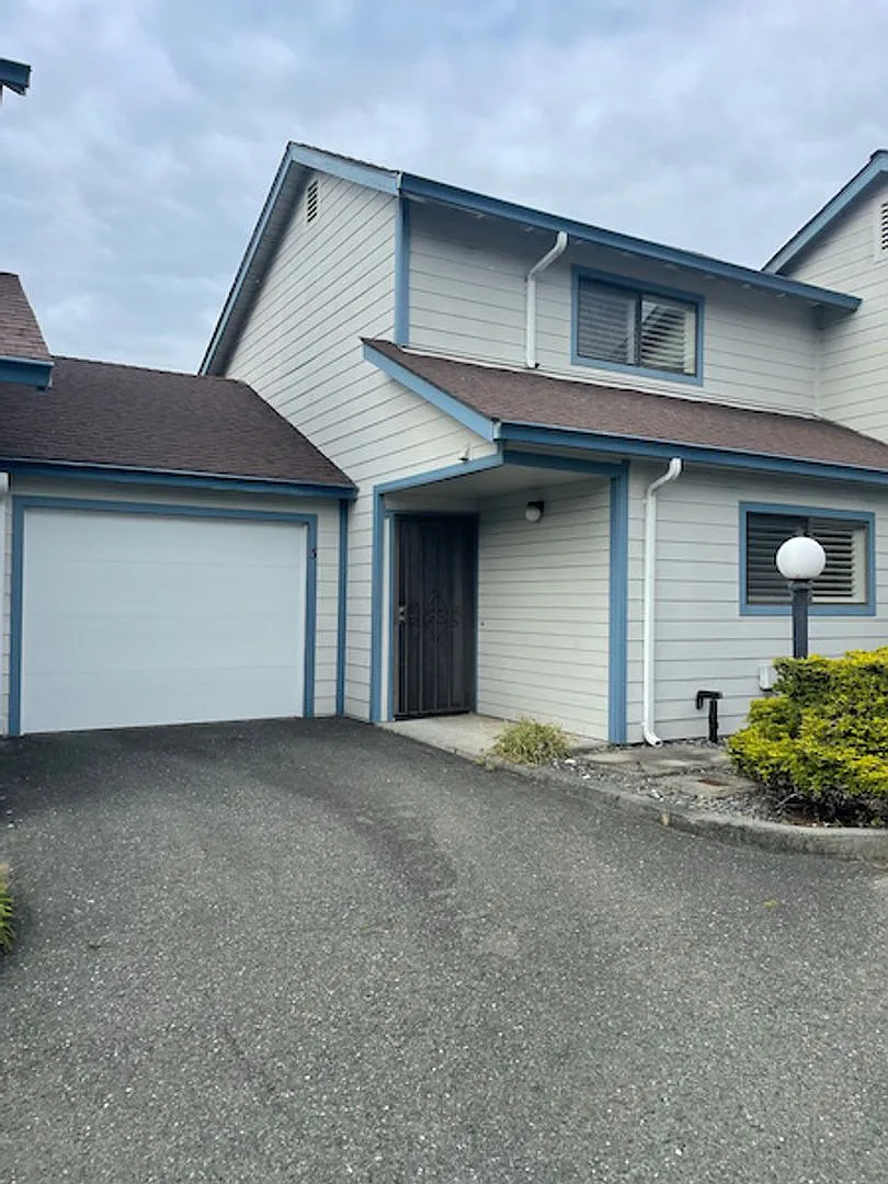 Quiet 2bd/2bath Condo with garage off of Myrtle — Photo 1