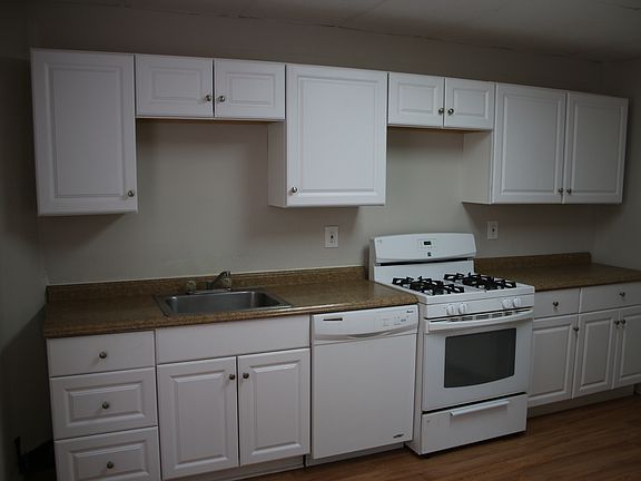 Huge Updated Kitchen with DIshwasher