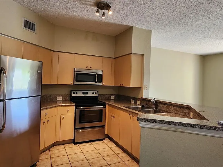 280 Crestwood Cir #204 — Photo 6