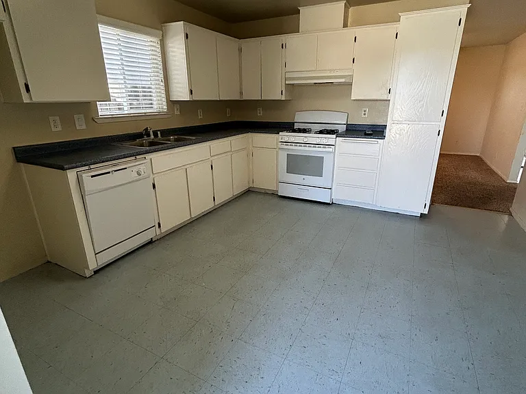 2426 S Siega Ave — Photo 6