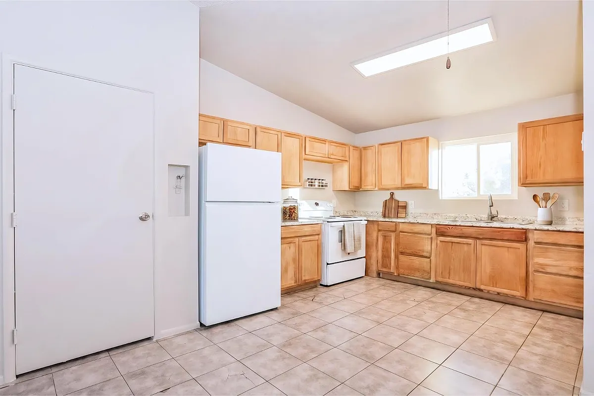 Building Photo - 465 W Ivyglen St #112