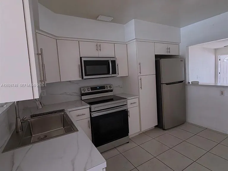 1077 SW 2nd St #2 — Photo 7