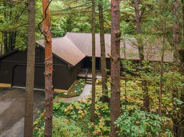 2350 Old Pine Trl, Midland, MI 48642