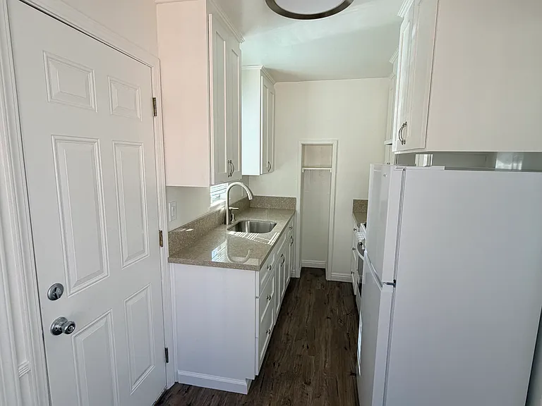 Sunset Park Apartments — Photo 26