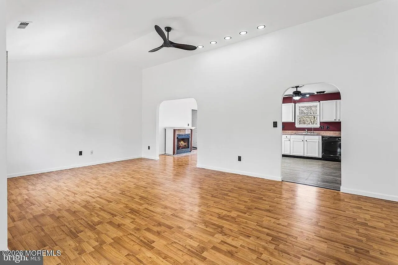 3 bed, 1464 sqft, $2,300 — Photo 2