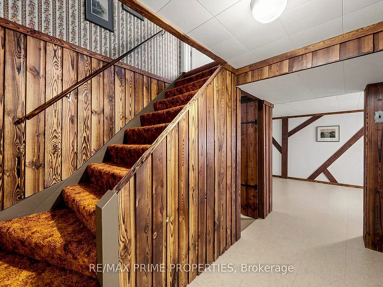 33 Irvington Cres — Photo 24