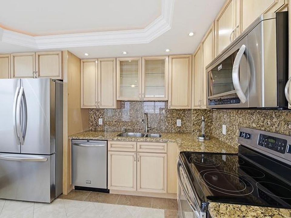 1st image of 800 SE 20th Ave APT 901