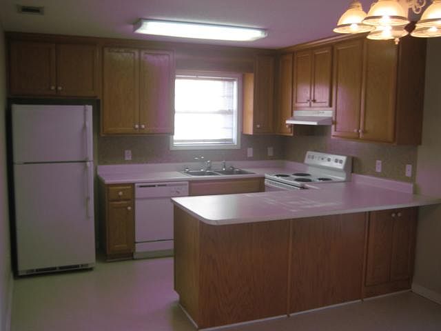 2nd image of 698 Shaw Rd #B