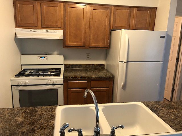 1st image of 1711 Parklake Dr