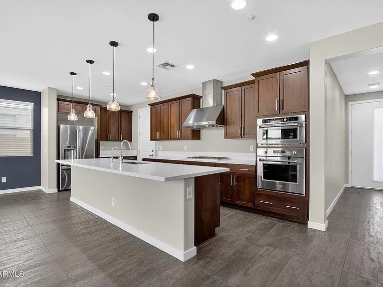 2350 W Gloria Ln — Photo 4