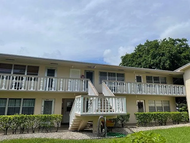 Building Photo - 226 W Canterbury Dr #J